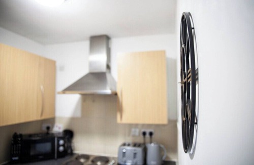 Derby Apartment | Spacious Studio By Eason Stays short Lets Derby