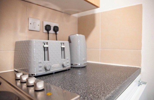 Derby Apartment | Spacious Studio By Eason Stays short Lets Derby