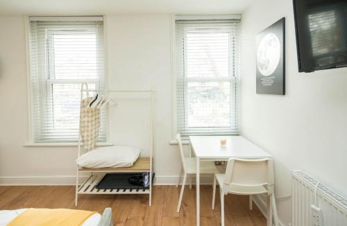 Stepney Green Apartment | Spacious Studio Central Sofa bed