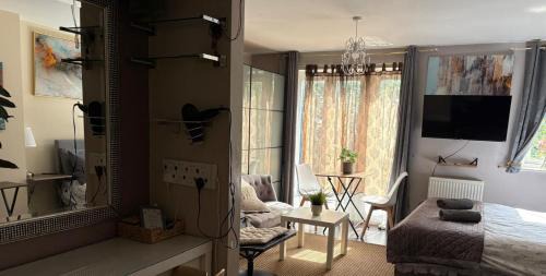 West Molesey Apartment | Spacious Studio, Free Street Parking, West Molesey, KT8
