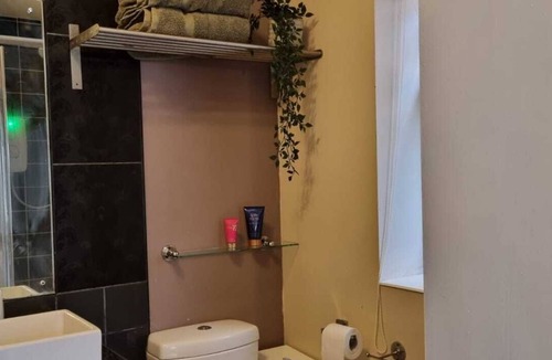 West Molesey Apartment | Spacious Studio in West Molesey with free on-street Parking
