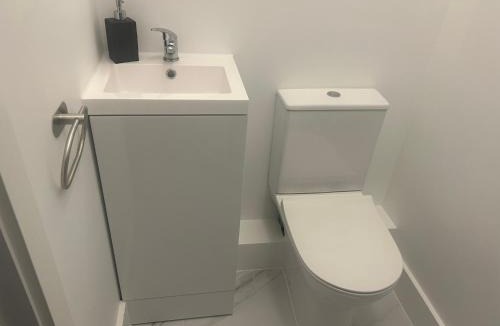 Bushey Apartment | Spacious studio with great transport links and EV recharging