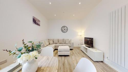 Six Bells Apartment | Spacious three bedroom apartment with Valley views