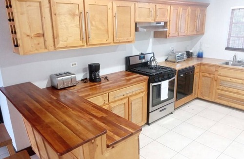 Gambier House | Spacious Tropical Getaway 🌴 - 3 mins from airport and beach