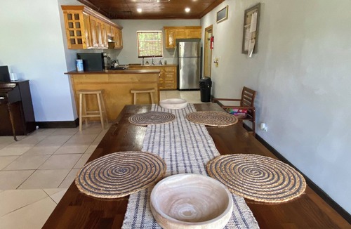 Gambier House | Spacious Tropical Getaway 🌴 - 3 mins away from the airport and beach