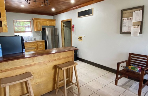 Gambier House | Spacious Tropical Getaway 🌴 - 3 mins away from the airport and beach