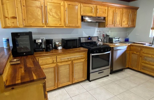Gambier House | Spacious Tropical Getaway 🌴 - 3 mins away from the airport and beach