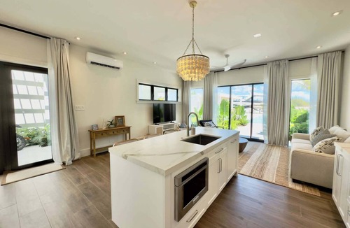 Coral Harbour Apartment | Spanish Well + Little San Salvadore