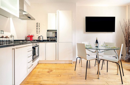 Farringdon Apartment | Specious 1 bedroom apartment with a balcony in Prime location. Pet friendly!
