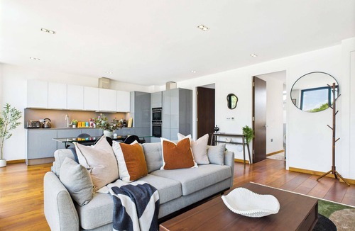 Camden Town Apartment | Spectacular Camden Town Apartment with Balcony