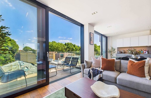 Camden Town Apartment | Spectacular Camden Town Apartment with Balcony
