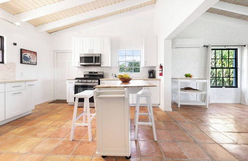 Eastern Road Villa | Spectacular ocean view villa with pool 7-min walk to the beach