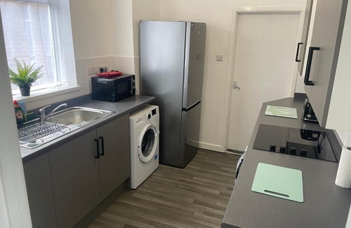 Portswood Apartment | Spring Crescent Apartments - 2 Bed with Garden & Parking, Sleep 6