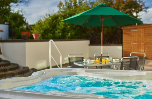 Newton Saint Cyres Cottage | SPRINGFIELDS BUNGALOW, pet friendly, with pool in Tedburn St Mary