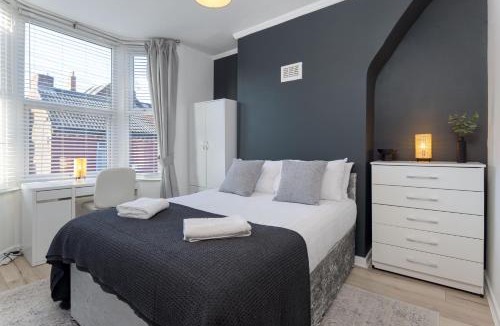 Anfield House | St Davids House - Air Host & Stay - 4 Bedrooms - Contractor Friendly