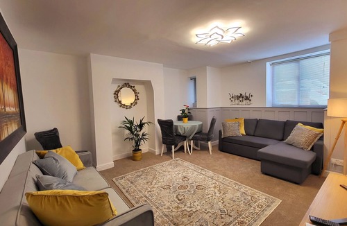 Gloucester House | St. Michael's Town House - Elegant and Large home in the Heart of Gloucester