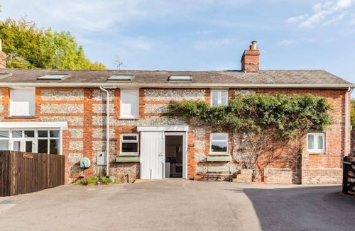 Blandford Saint Mary House | STABLE - UNIQUE STAY | SLEEPS 2 | PETS ALLOWED | WI-FI