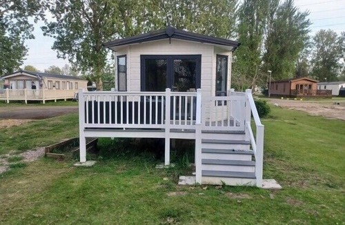Great Houghton Cabin | Static Caravan 2 Bed Sleeps 6 Overlooking Water