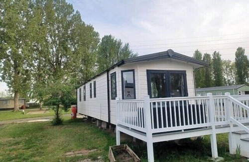 Great Houghton Cabin | Static Caravan 2 Bed Sleeps 6 Overlooking Water