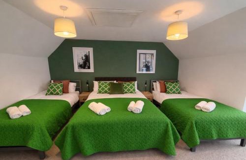 Burslem House | Stoke Contractor House with 7 Beds Parking TVs Every Room WiFi