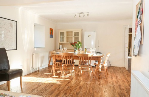 Hook Norton House | STONE WHEEL COTTAGE, pet friendly, with pool in Hook Norton
