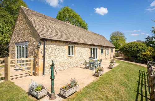 Maugersbury Cottage | STONEWELL COTTAGE, pet friendly, with a garden in Stow-On-The-Wold