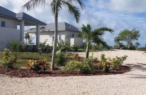 New Bight House | Strawberry Bungalow On Fountain Bay