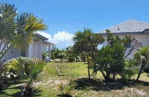 New Bight House | Strawberry Bungalow On Fountain Bay