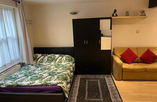 King's Cross Apartment | Studio Apartment - Entire Lower Ground Floor - Only 7 Mins Walk Kings Cross St Pancras Station