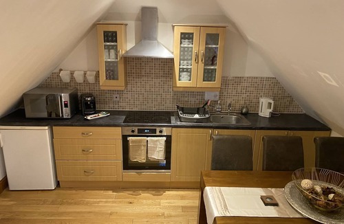 Whitstable Apartment | Studio apt, parking, close walk to beach and town.