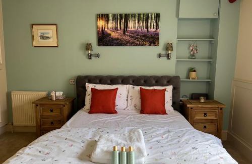 Cheltenham Apartment | Studio Flat Central Cheltenham Parking off road