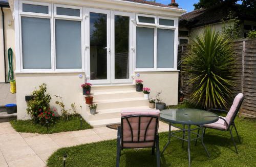 Greenford Broadway House | Studio in Greenford - 20 mins to Heathrow or London