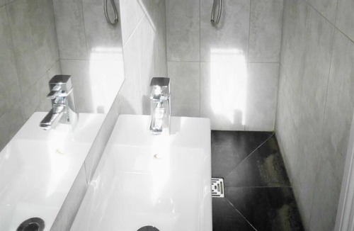 Kew Apartment | Studio room with ensuite near Kew Gardens