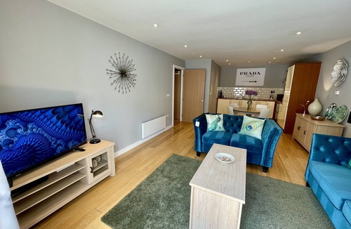 Leamington Spa Apartment | Stunning 2-bed Town Centre Flat - Hosted by Hutch