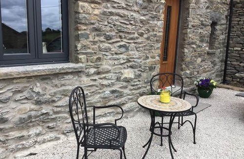 Kendal Cottage | Stunning 3 bed cottage with exceptional views over fields and the Lakeland fells