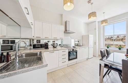 Frognal and Fitzjohns Apartment | Stunning 3-Bedroom Apartment in Hampstead