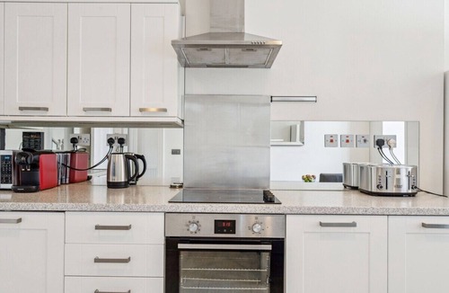 Frognal and Fitzjohns Apartment | Stunning 3-Bedroom Apartment in Hampstead