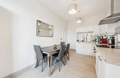 Frognal and Fitzjohns Apartment | Stunning 3-Bedroom Apartment in Hampstead