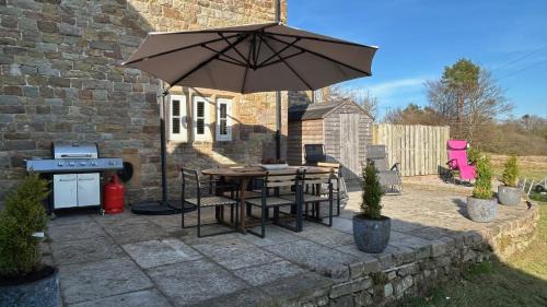Winkhill House | Stunning 4 Bed Near Alton Towers, Polar Bears, Peak District