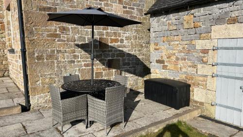 Winkhill House | Stunning 4 Bed Near Alton Towers, Polar Bears, Peak District