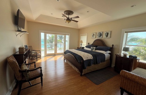 Jimmy Hill Villa | Stunning 4 bedroom Beachfront Villa! Infinity pool & hot tub.