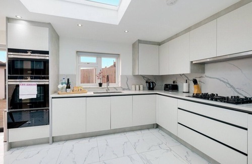 Windsor House | Stunning 5 Bedroom, 3 Bathroom Home in Windsor