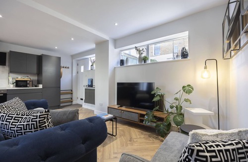 Cheltenham House | Stunning and Contemporary 2 Bed Home in Lansdown
