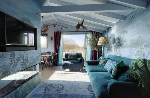 Gumley Cabin | Stunning Award Winning Lakeside Lodge perfect for fishing