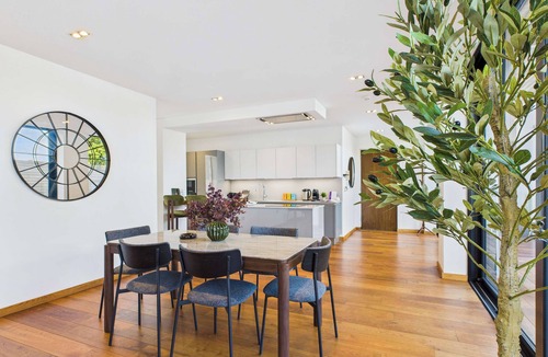 Camden Town Apartment | Stunning Camden Town Balcony Apartment
