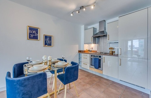 Central Milton Keynes Apartment | Stunning City Centre Apartment Balcony Free Parking Fast Wifi Self-Check-In Yoko Property