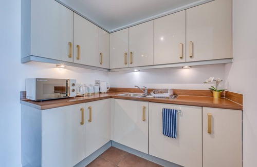 Central Milton Keynes Apartment | Stunning City Centre Apartment Balcony Free Parking Fast Wifi Self-Check-In Yoko Property