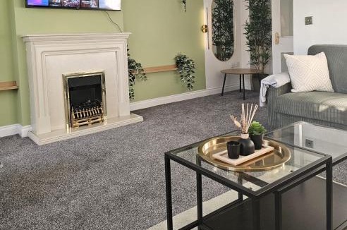 Wakefield House | Stunning Contractor home, Company workers WLC, Netflix