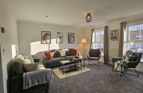 Wakefield House | Stunning Contractor home, Company workers WLC, Netflix