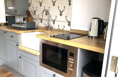 Haverhill House | Stunning Lakeside Shepherd's Hut - Hot Tub & Sauna